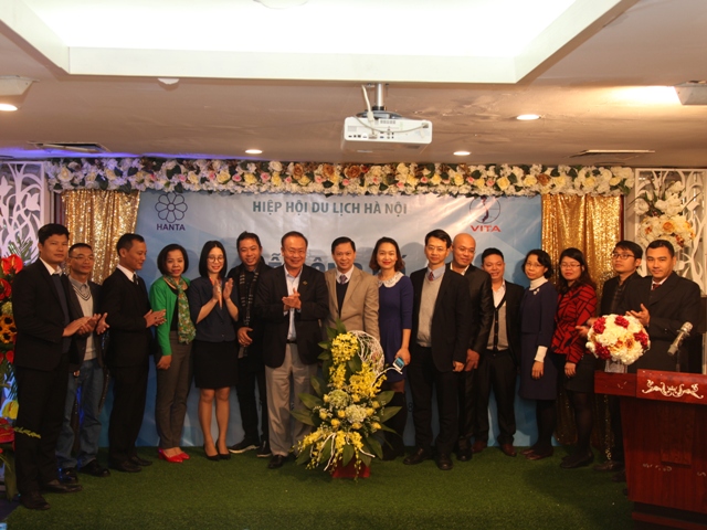 Ban chấp hành lâm thời Chi hội hướng dẫn viên du lịch Hà Nội tại lễ ra mắt