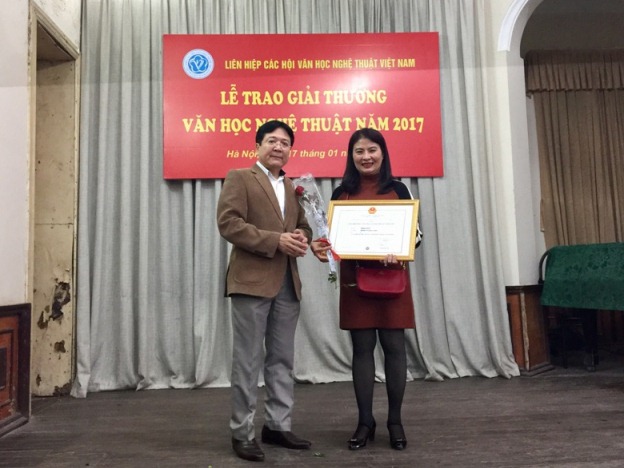 Thứ trưởng Vương Duy Biên trao giải A cho tác giả Phạm Phát với tác phẩm 