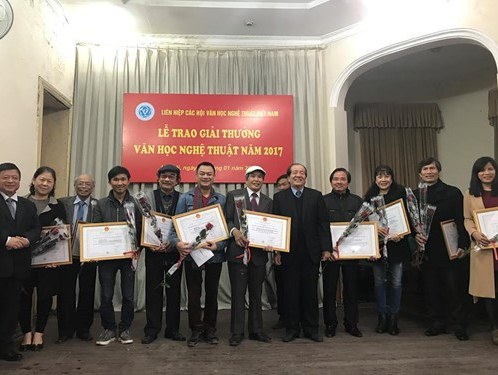 Các tác giả là hội viên Hội VHNT chuyên ngành Trung ương được trao giải thưởng 