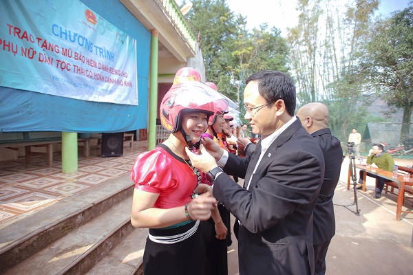 Ông Khuất Việt Hùng trao tặng mũ bảo hiểm cho phụ nữ dân tộc Thái
