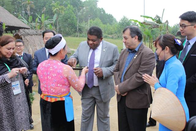 Đoàn đại biểu đến thăm làng dân tộc Mường