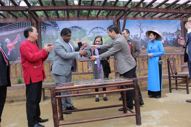 Quyền Trưởng ban BQL Làng Văn hóa - Du lịch các dân tộc Việt Nam Lâm Văn Khang trao quà lưu niệm cho ngài Saber Hossain Chowdhury 