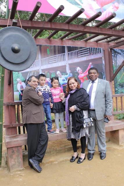 Ngài Saber Hossain Chowdhury và phu nhân vui vẻ chụp ảnh cùng các em bé Việt Nam 