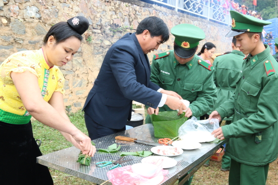 Lãnh đạo địa phương cùng chiến sĩ Biên phòng và người dân thi gói bánh chưng trong Chương trình “Xuân Biên phòng ấm lòng dân bản” tổ chức tại Sơn La năm 2017