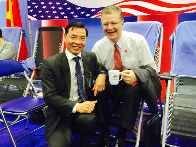 Đại sứ Hoa Kỳ Daniel Kritenbrink chụp ảnh cùng ông Lê Lâm, Phó Viện trưởng Viện Huyết học và Truyền máu Trung Ương;