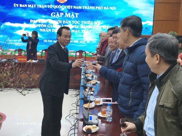 Chủ tịch Ủy ban MTTQ Việt Nam TP Hà Nội Vũ Hồng Khanh chúc mừng năm mới các đại biểu