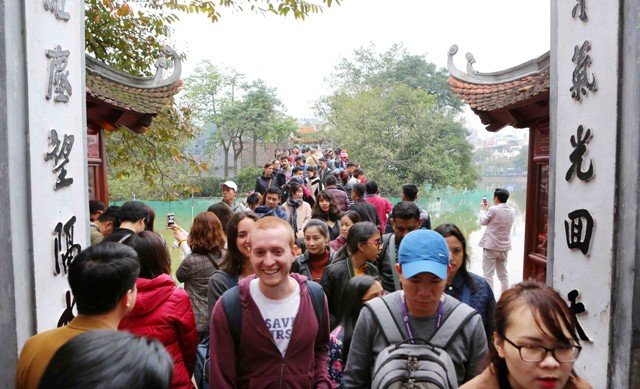 Rất đông du khách tham quan đền Ngọc Sơn    