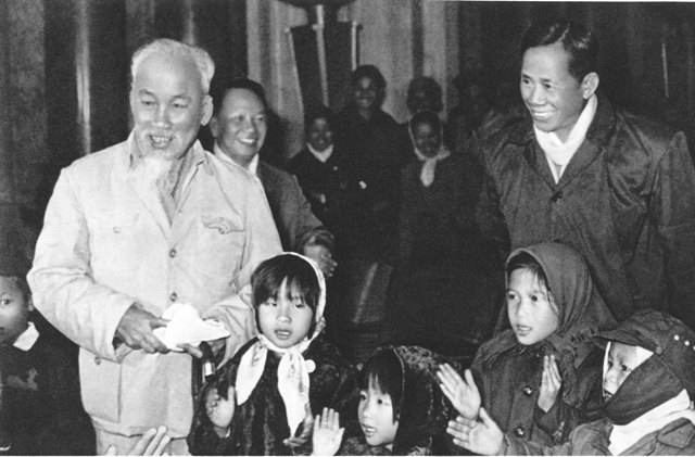 Chủ tịch Hồ Chí Minh cùng các đ/c Lê Duẩn và đ/c Trường Chinh vui đón Xuân Mậu Thân với các cháu nhi đồng (30/12/1967)