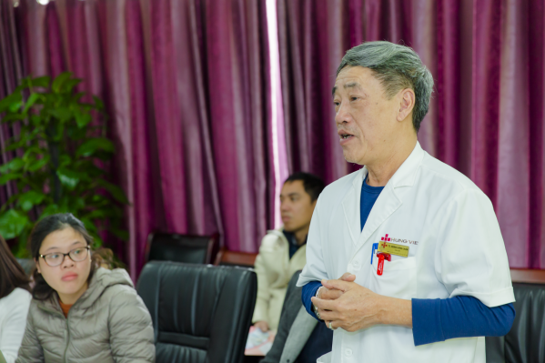 TS.BSCC Hoàng Đình Chân – Giám đốc chuyên môn Bệnh viện Ung bướu Hưng Việt chia sẻ tại buổi gặp mặt