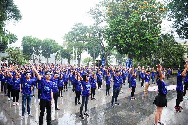 Hàng trăm tình nguyện viên đã tham gia trình diễn Flashmob trong lễ phát động.