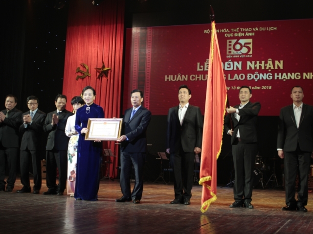 Bộ trưởng Bộ Văn hóa Thể thao và Du lịch tiến hành nghi thức trao Huân chương cho Đại diện Cục Điện ảnh - TS. Ngô Phương Lan