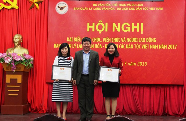Nhân dịp này, Công đoàn Viên chức Việt Nam đã trao tặng 2 cá nhân có thành tích xuất sắc trong phong trào 