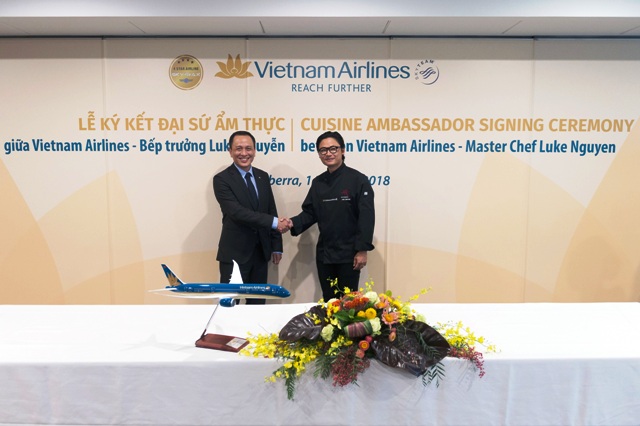 Phó TGD Vietnam Airlines Lê Hồng Hà ( trái) và Đại sứ Ẩm thực Toàn cầu Luke Nguyen
