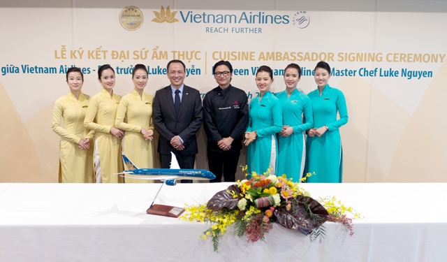Lễ ký kết Đại sứ Ẩm thực Toàn cầu đầu tiên của Vietnam Airlines.