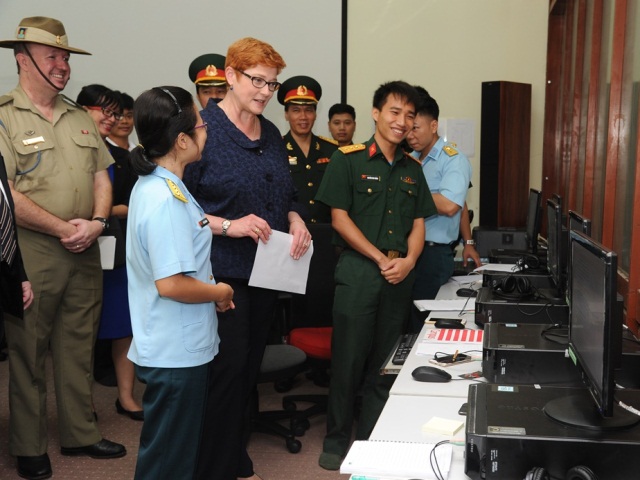 Thượng nghị sỹ, Bộ trưởng Bộ Quốc Phòng Marise Payne thăm phòng học tiếng Anh tại đơn vị 871, Hà Nội, Việt Nam năm 2017