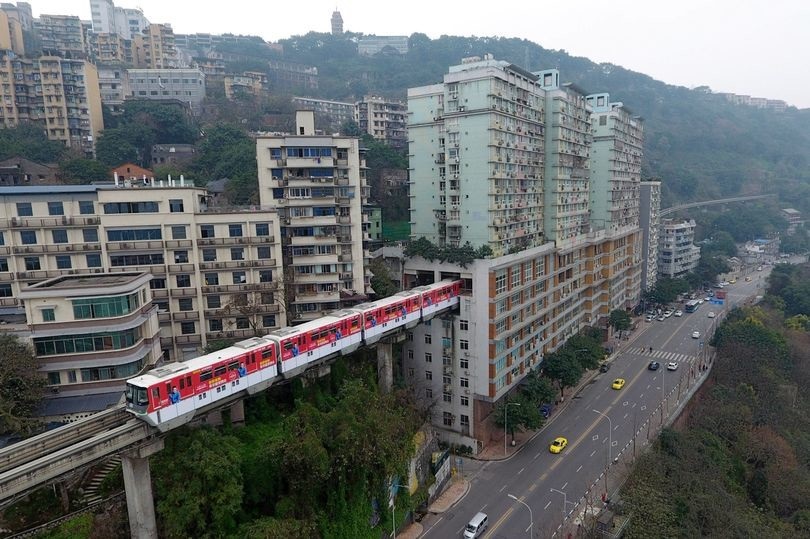 Thành phố Trùng Khánh – một trong những tuyến khám phá Trung Quốc mới tại Vietravel – nổi tiếng với tuyến tàu điện đi xuyên qua tòa nhà cũ