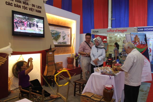 Gian hàng của BQL Làng Văn hóa - Du lịch các dân tộc Việt Nam tại Hội chợ VITM 2017