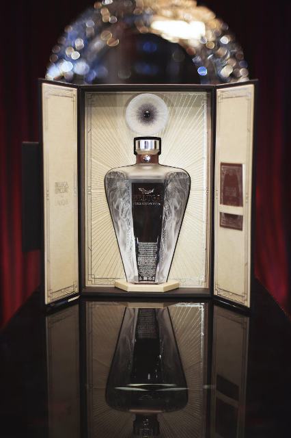 Tuyệt phẩm Beluga Epicure by Lalique hiện đang được trưng bày tại nhà hàng Angelina.