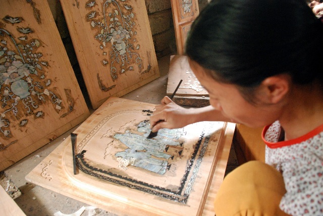 Nhiều họa tiết xưa như mai, lan, tùng, cúc để trang trí cho sản phẩm mộc