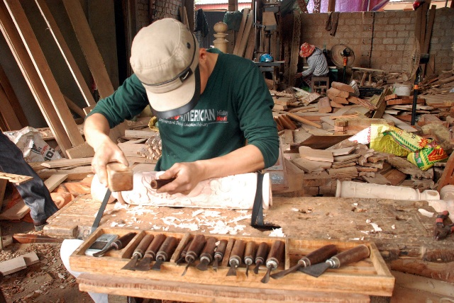 Đôi bàn tay khéo léo của người thợ mộc Quỳnh Hưng