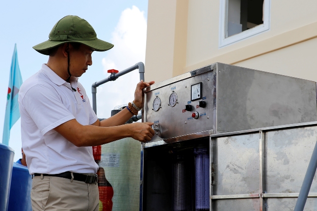 Anh Trần Vũ Thành kiểm tra hoạt động máy lọc nước