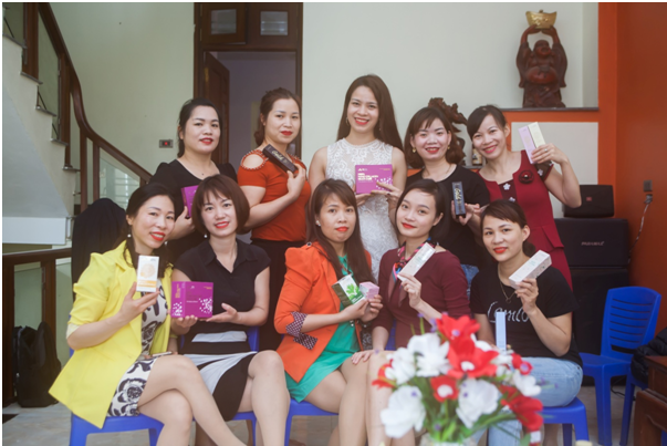 Chị em phụ nữ ở thôn Ngọc Chi, xã Vĩnh Ngọc (Đông Anh, Hà Nội) trải nghiệm các dòng son trẻ trung và kem dưỡng của mỹ phẩm HiSPA.