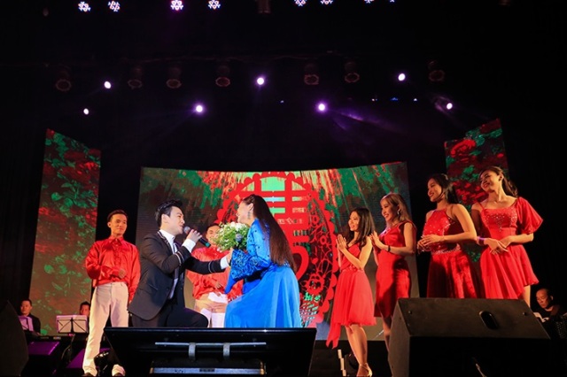 Anh trai Tuấn Tú bất ngờ quỳ gối trao hoa cầu hôn nữ danh ca hải ngoại Như Quỳnh trên sân khấu Hải Phòng. 