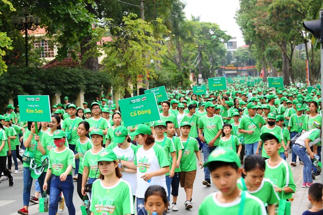 Hơn 20.000 học sinh và phụ huynh  tham dự 'Ngày hội đi bộ vì thế hệ Việt Nam năng động'