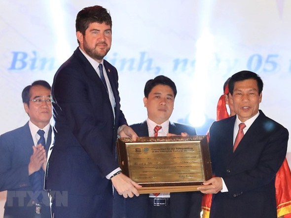 Bộ trưởng Bộ VHTTDL Nguyễn Ngọc Thiện nhận bằng của UNESCO ghi danh nghệ thuật Bài Chòi Trung bộ Việt Nam là Di sản Văn hoá Phi vật thể đại diện của nhân loại