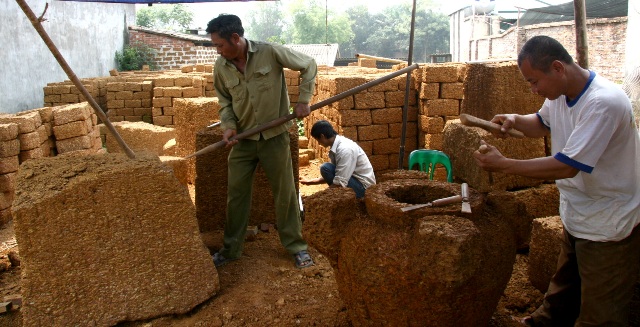 Nghệ nhân Nguyễn Văn Dũng đang chế tác đá ong 