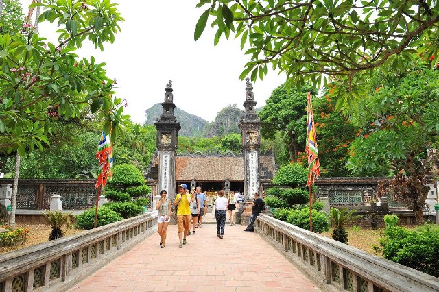 Du khách thăm Đền vua Đinh Tiên Hoàng ở Cố đô Hoa Lư (Ninh Bình)