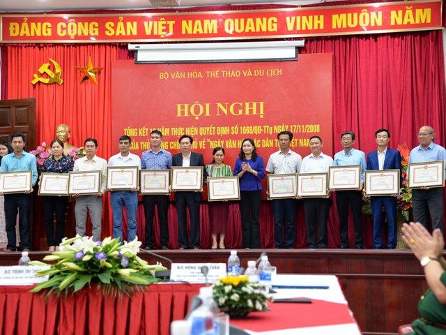Thứ trưởng Trịnh Thị Thủy trao bằng khen của Bộ trưởng Bộ trưởng Bộ Văn hóa, Thể thao và Du lịch cho 39 tập thể có thành tích xuất sắc   Ảnh: Minh Tiến