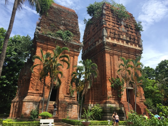 Tháp Đôi - công trình kiến trúc Champa độc đáo ở Quy Nhơn   Ảnh: Long Vũ