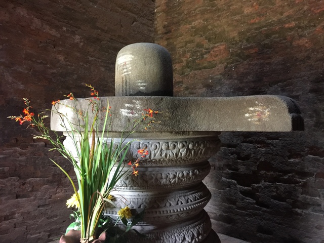 Bên trong tháp thờ Linga và Yoni, tín ngưỡng phồn thực, mang ý nghĩa của sự sinh sôi nảy nở, mùa màng bội thu, con đàn cháu đống