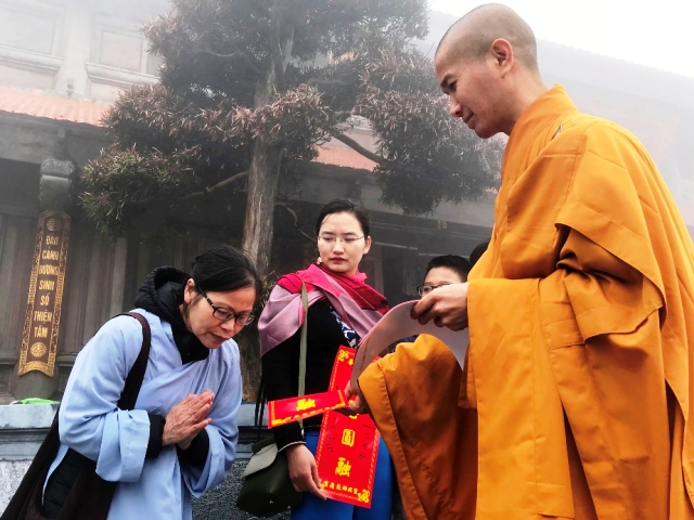 Hòa thượng Thích Chân Hiền ban tặng bùa trì chú cho các Phật tử