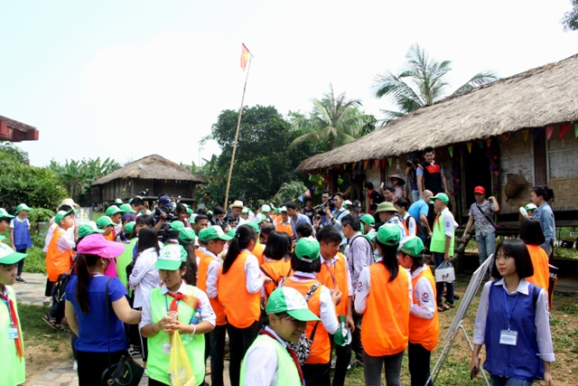 Nhiều đoàn khách tham quan cũng có mặt tại làng dân tộc Raglai theo dõi đồng bào tổ chức lễ cưới