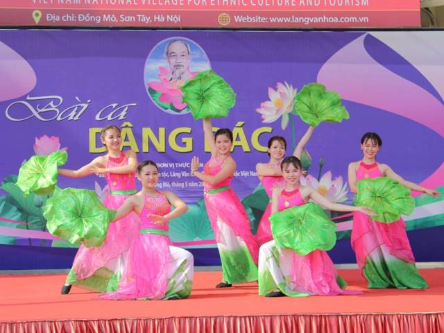 Tiết mục múa “Hoa sen nhớ Bác” biểu diễn Tốp nữ khoa VHDTTS, Đại học Văn hóa Hà Nội