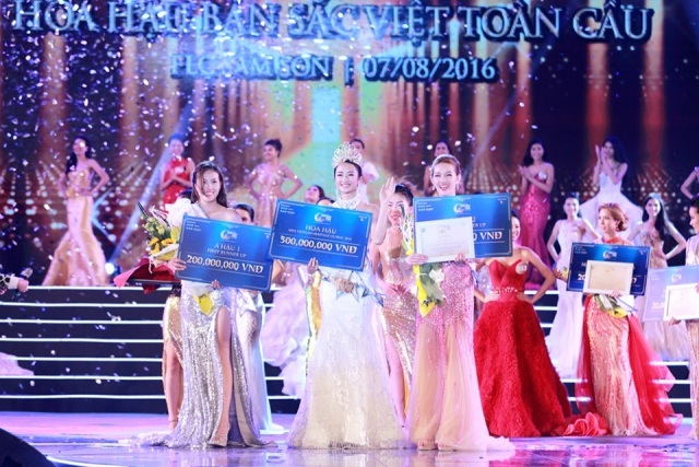 Ảnh 2: Hoa hậu Thu Ngân và các Á hậu mùa đầu tiên của cuộc thi Hoa hậu Bản sắc Việt toàn cầu 2016 tại Trung tâm hội nghị Quốc tế FLC Sầm Sơn. 