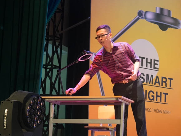 CEO Nguyễn Huy Du giới thiệu đèn thông minh The Smart Light tại buổi ra mắt 