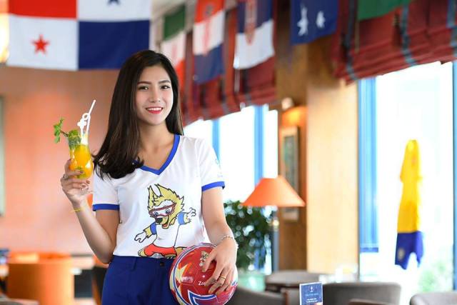 Tất cả các thực khách nữ mặc trang phục thể thao sẽ được nhận 01 ly cocktail World Cup
