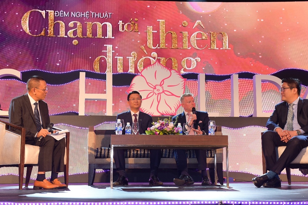 Tổng giám đốc Điều hành RCI Châu Á - Thái Bình Dương Jonathan Mills (thứ hai từ phải sang) đánh giá FLC Holiday là “ngôi sao sáng” của Sở hữu kỳ nghỉ tại Việt Nam