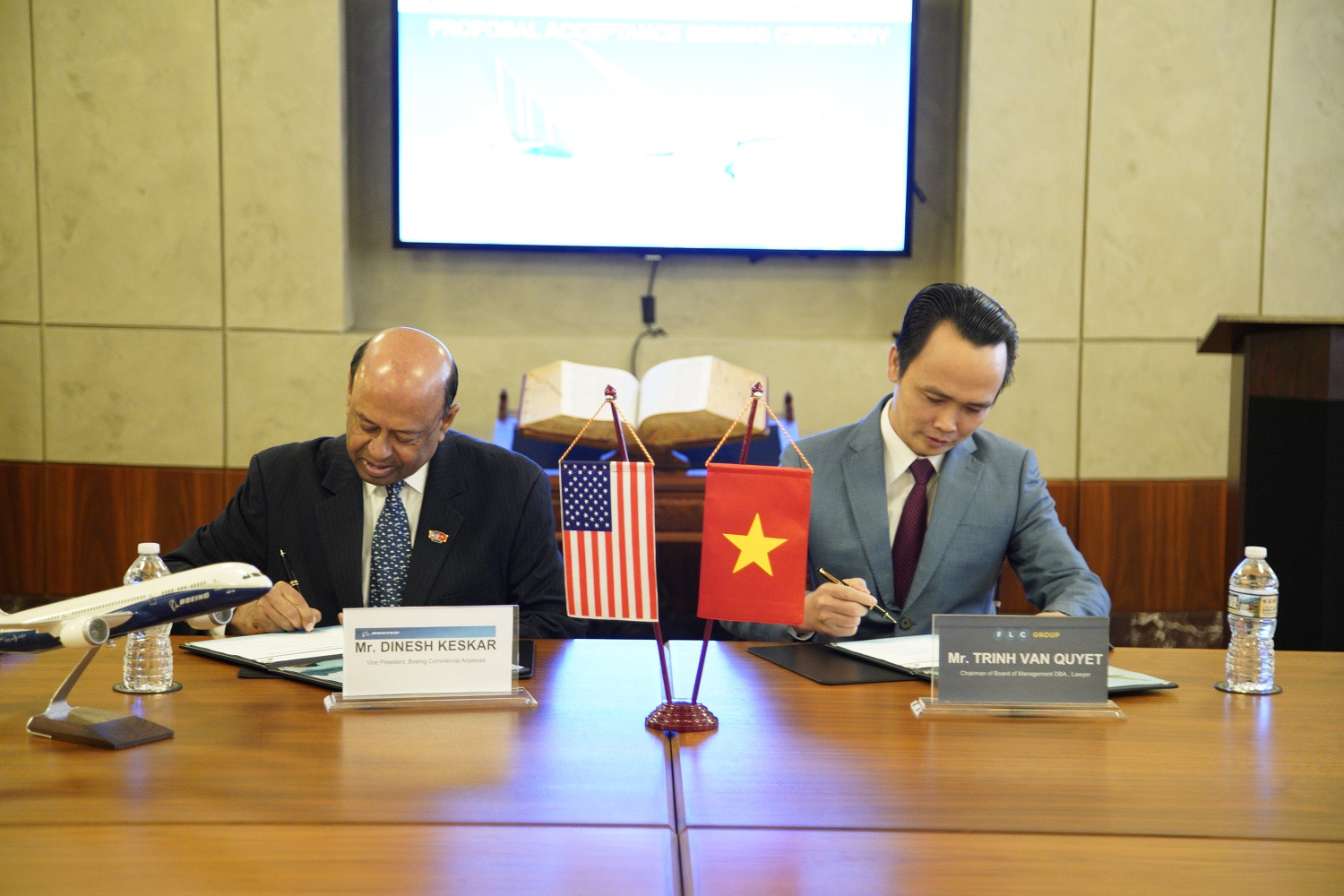 Chủ tịch Tập đoàn FLC Trịnh Văn Quyết (phải) và Phó Chủ tịch phụ trách kinh doanh khu vực châu Á – Thái Bình Dương và Ấn độ của Boeing Dinesh Keskar (trái) thực hiện lễ ký kế