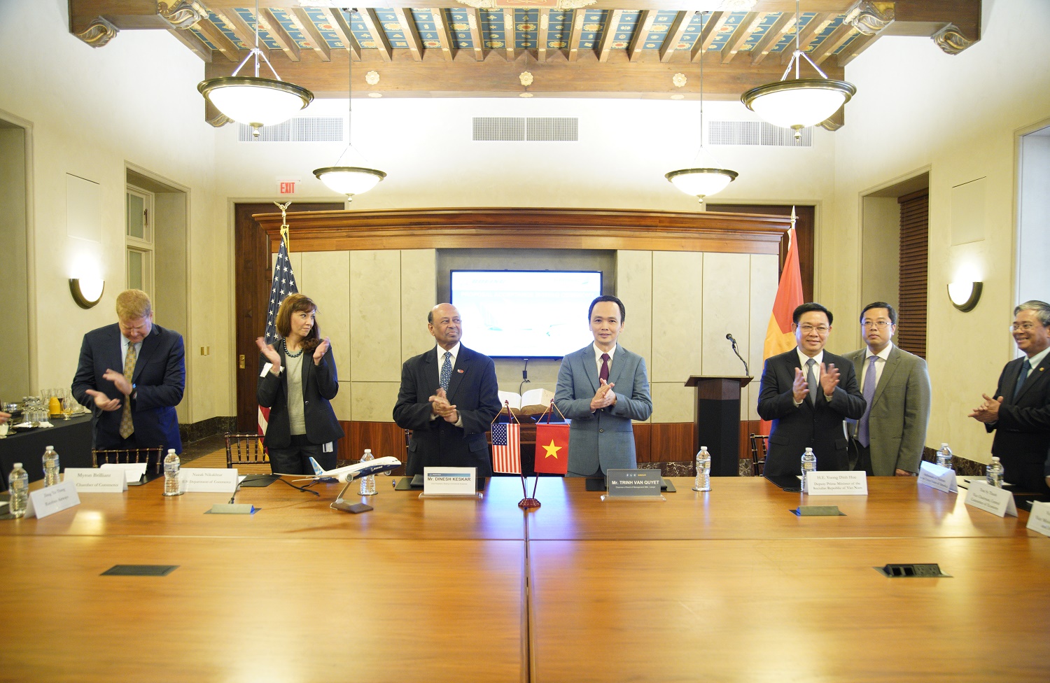 Lễ ký kết diễn ra tại Phòng Thương mại Mỹ dưới sự chứng kiến của Phó Thủ tướng Chính phủ Vương Đình Huệ
