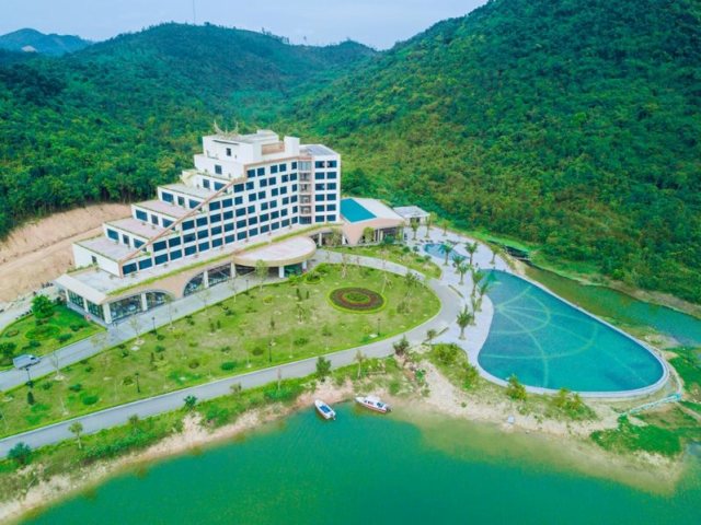 Khách sạn Luxury Mường Thanh Diễn Lâm nằm trong quần thể khu sinh thái Mường Thanh Diễn Lâm