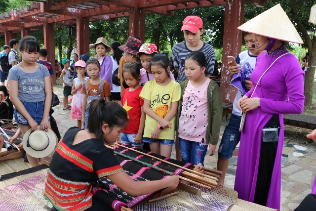 Những ngày hè được trải nghiệm tại Làng Văn hóa - Du lịch các dân tộc Việt Nam