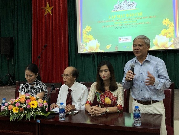 Tác giả Nguyễn Sĩ Đại (đứng)chia sẻ về vở kịch Khoảng trời con gái
