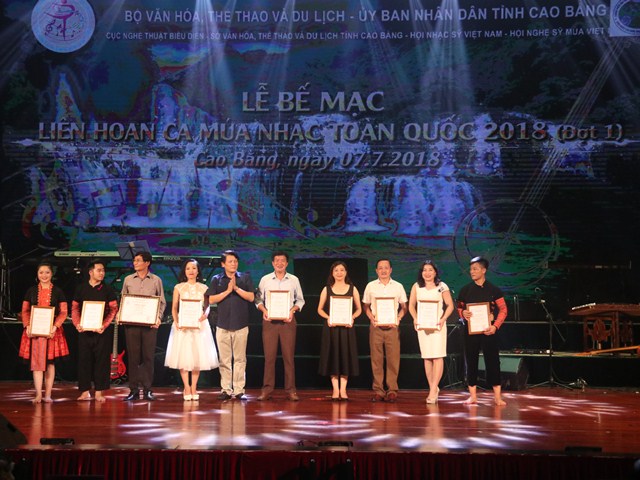 NSND Nguyễn Quang Vinh, Quyền Cục trưởng Cục Nghệ thuật biểu diễn, Phó Trưởng Ban Chỉ đạo Liên hoan lên trao Giải cho các cá nhân nghệ sĩ xuất sắc