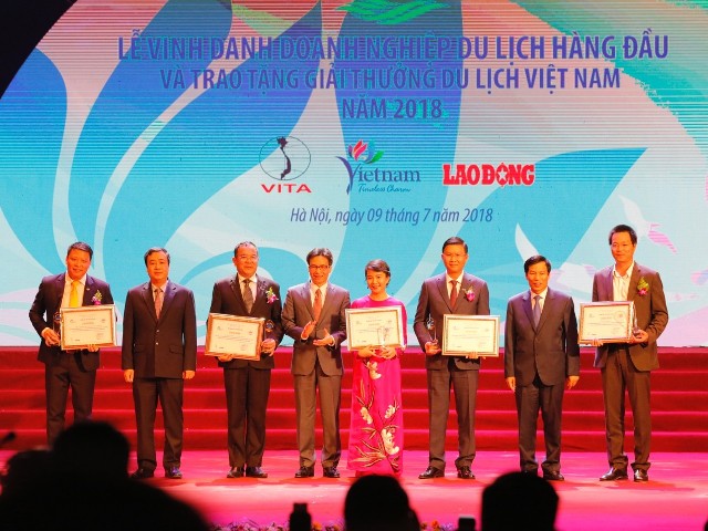 Phó Chủ tịch Thường trựcTập đoàn FLC – Ông Lê Thành Vinh nhận giải Doanh nghiệp có đóng góp lớn cho sự phát triển của ngành Du lịch Việt Nam.
