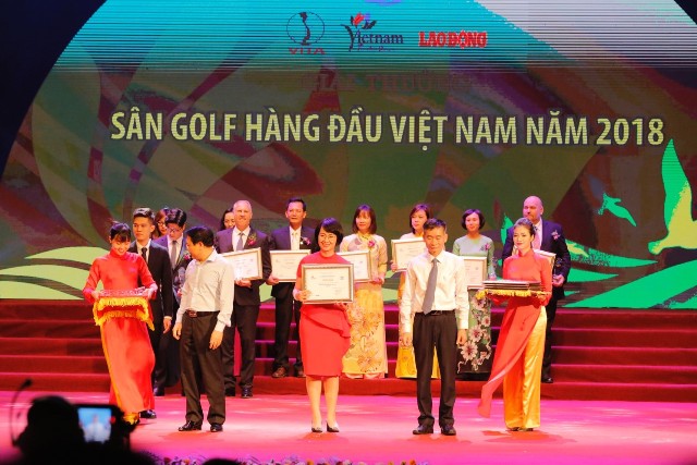  Bà Vũ Thị Minh Huệ - Phó TGĐ FLC Biscom nhận giải Sân golf hàng đầu Việt Nam năm 2018