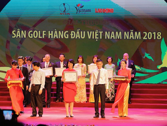 Bà Vũ Thị Minh Huệ - Phó TGĐ FLC Biscom (giữa) đón nhận giải thưởng 